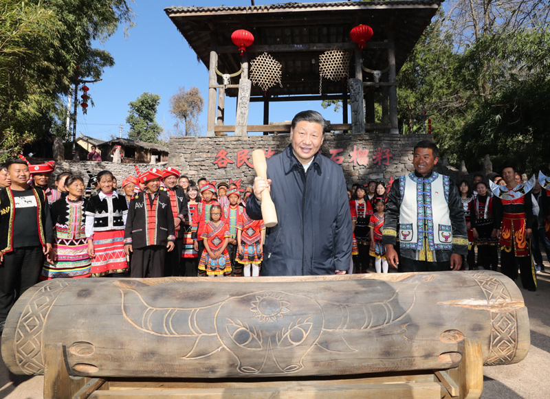 2020年1月19日，習(xí)近平總書記在云南省騰沖市清水鄉(xiāng)三家村中寨司莫拉佤族村廣場(chǎng)上，敲響三聲佤族木鼓，祝福來(lái)年風(fēng)調(diào)雨順、國(guó)泰民安。