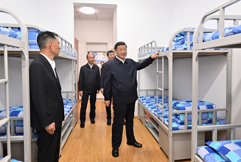 2024年6月18日下午，習近平總書記在青海果洛西寧民族中學宿舍樓察看學生住宿條件。