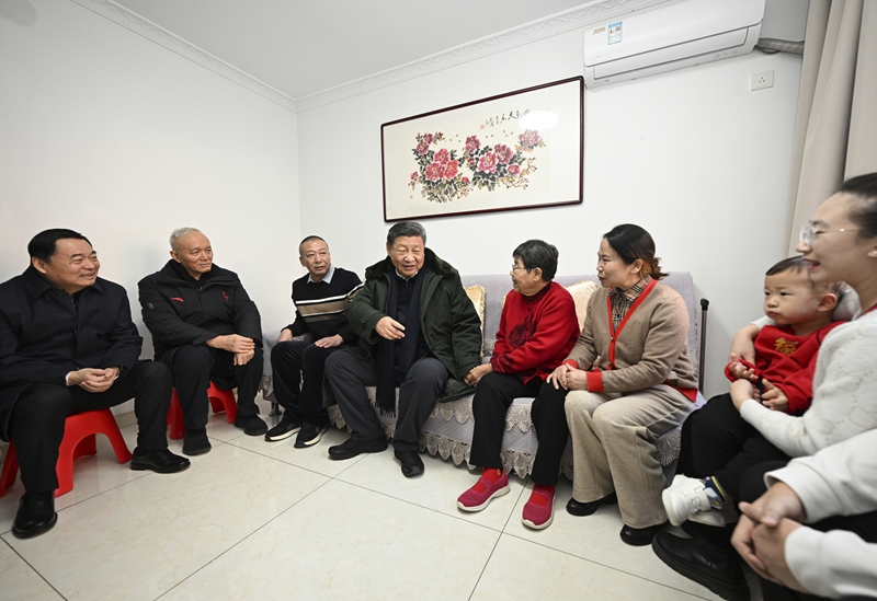 2025年1月23日上午，習近平總書記在遼寧沈陽大東區(qū)長安街道長安小區(qū)考察時，走進居民郎素蘭家中看望。