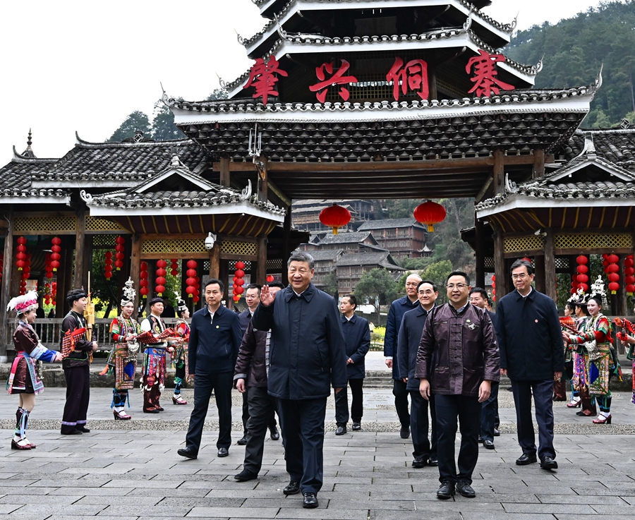 2025年3月17日下午，習(xí)近平在黔東南州黎平縣肇興侗寨考察時(shí)，在寨門口向身著民族盛裝歡迎的村民揮手致意。新華社記者 燕雁 攝