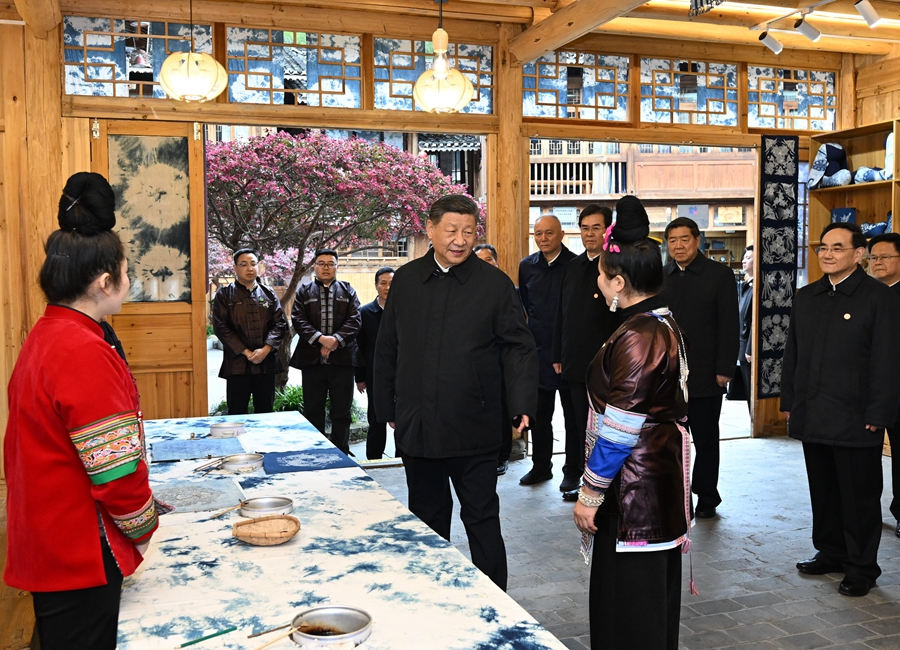 2025年3月17日下午，習(xí)近平在黔東南州黎平縣肇興侗寨侗鄉(xiāng)特色產(chǎn)業(yè)基地考察。新華社記者 謝環(huán)馳 攝