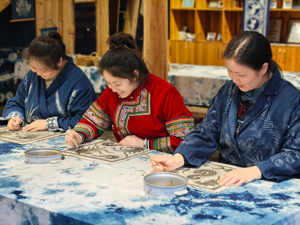2025年3月14日，村民在肇興侗寨內(nèi)制作蠟染。圖片來源：新華社