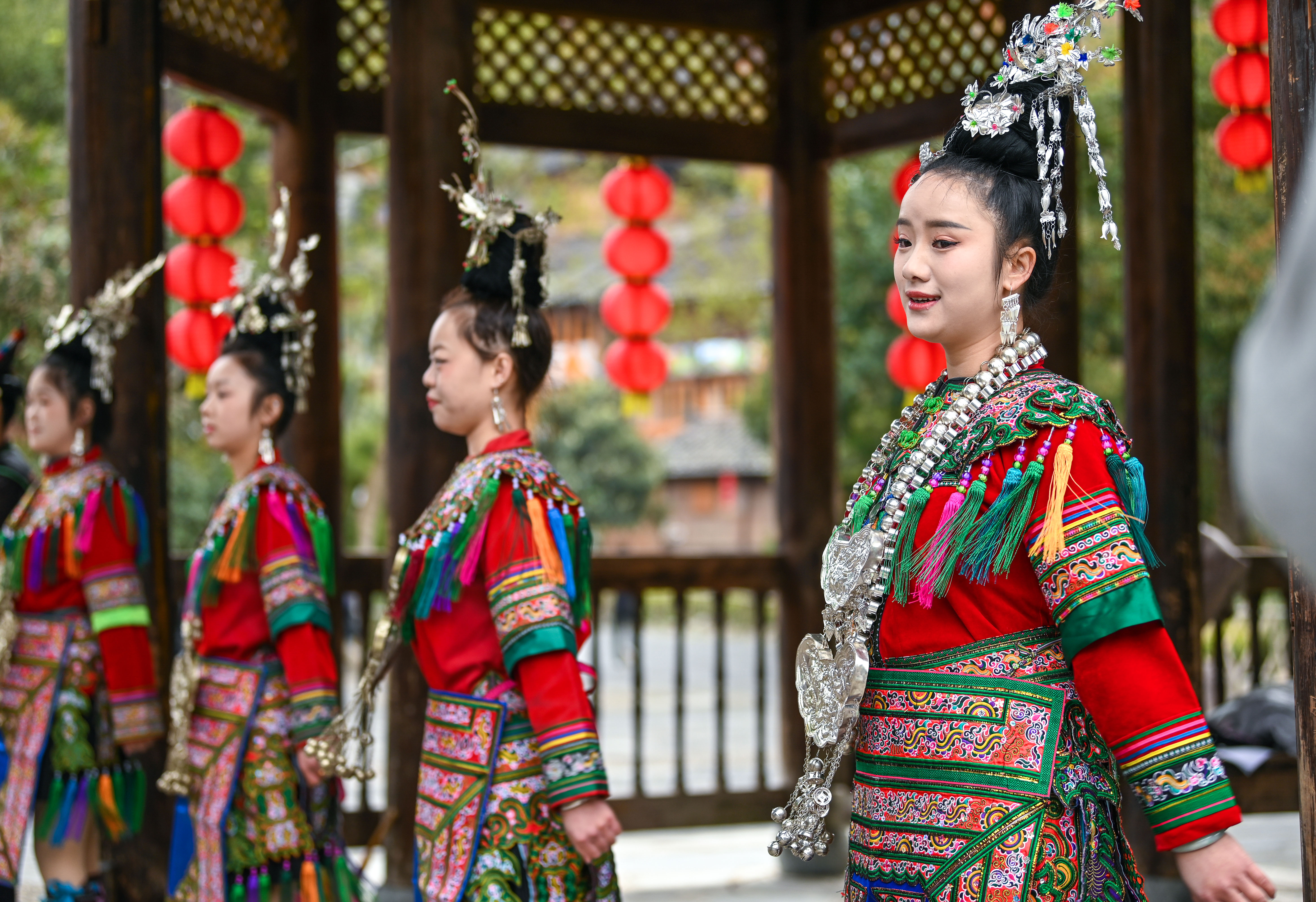 2025年3月18日，侗族群眾在貴州省黎平縣肇興侗寨給游客演唱侗族大歌。