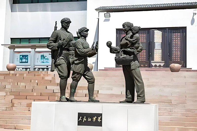 錦州蘋(píng)果廉政文化展覽館前的《人民的蘋(píng)果》主題雕塑。（由遼沈戰(zhàn)役紀(jì)念館供圖）