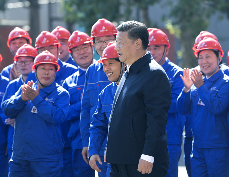 2018年9月26日，在中國一重集團，習近平總書記走到工人中間，同大家親切交流。