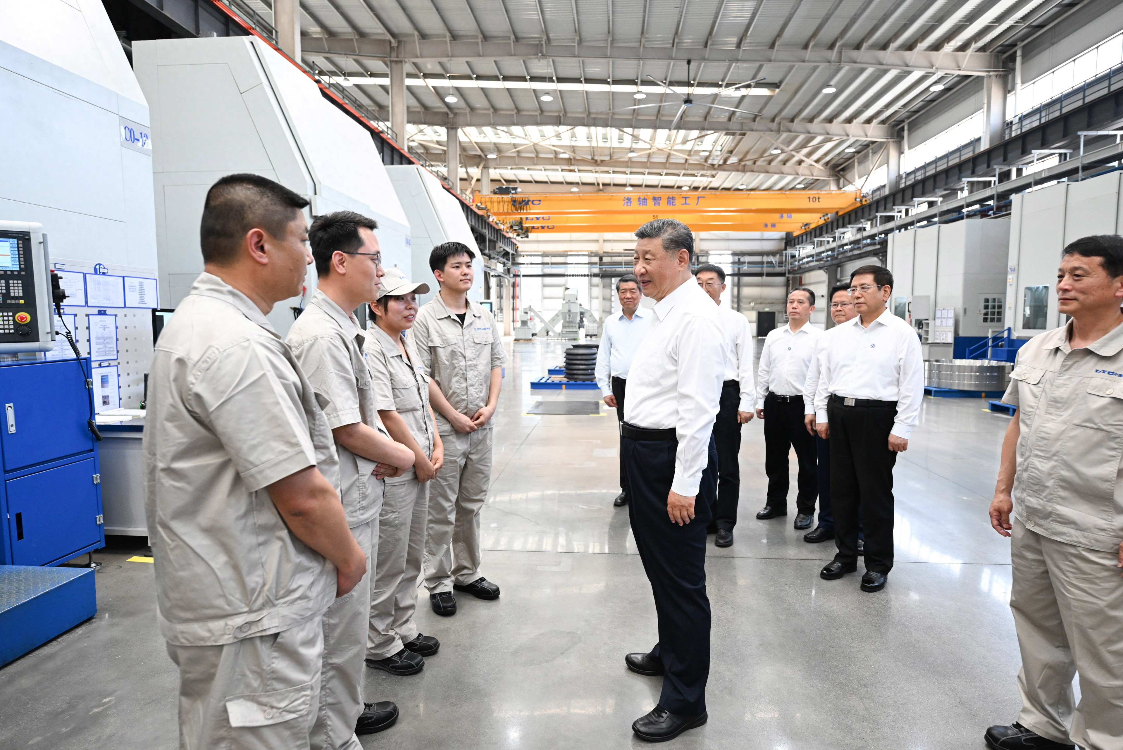 5月19日至20日，中共中央總書記、國家主席、中央軍委主席習(xí)近平在河南考察。這是19日下午，習(xí)近平在洛陽軸承集團(tuán)股份有限公司智能工廠考察時(shí)，同企業(yè)職工親切交流。新華社記者 燕雁 攝