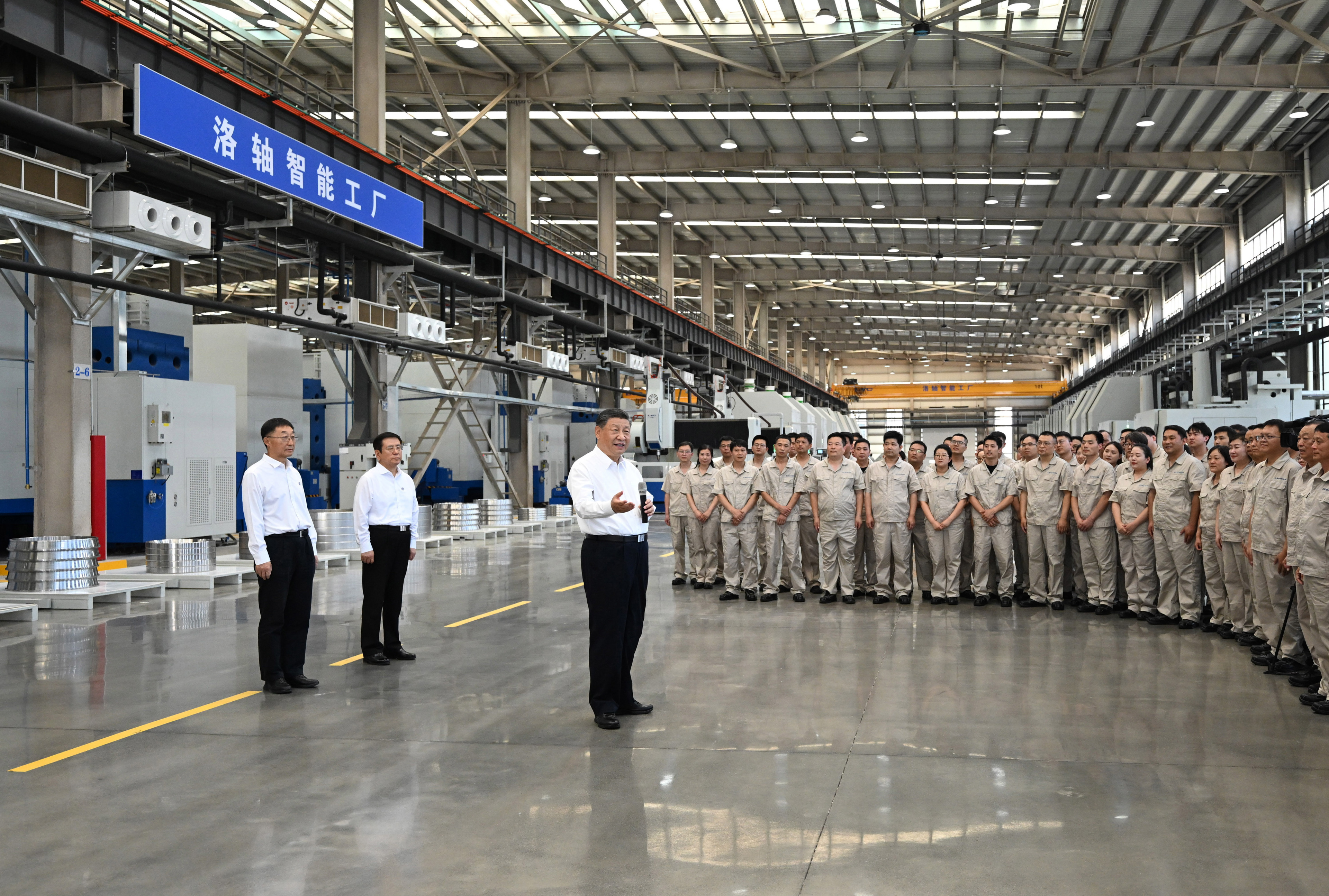 5月19日至20日，中共中央總書記、國家主席、中央軍委主席習(xí)近平在河南考察。這是19日下午，習(xí)近平在洛陽軸承集團(tuán)股份有限公司智能工廠考察時(shí)，同企業(yè)職工親切交流。新華社記者 燕雁 攝