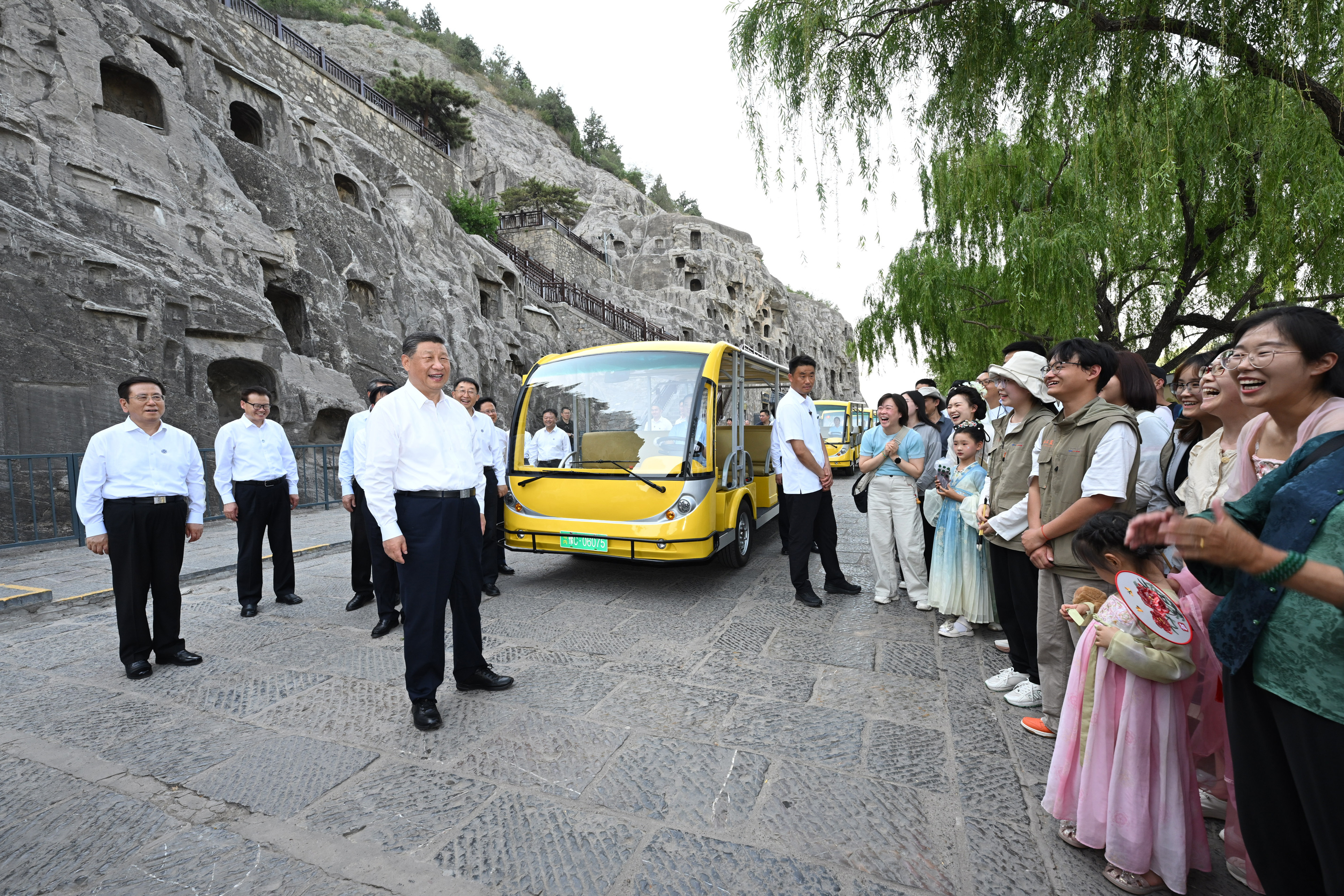 5月19日至20日，中共中央總書記、國家主席、中央軍委主席習(xí)近平在河南考察。這是19日下午，習(xí)近平在洛陽龍門石窟考察時(shí)，同游客親切交流。新華社記者 謝環(huán)馳 攝