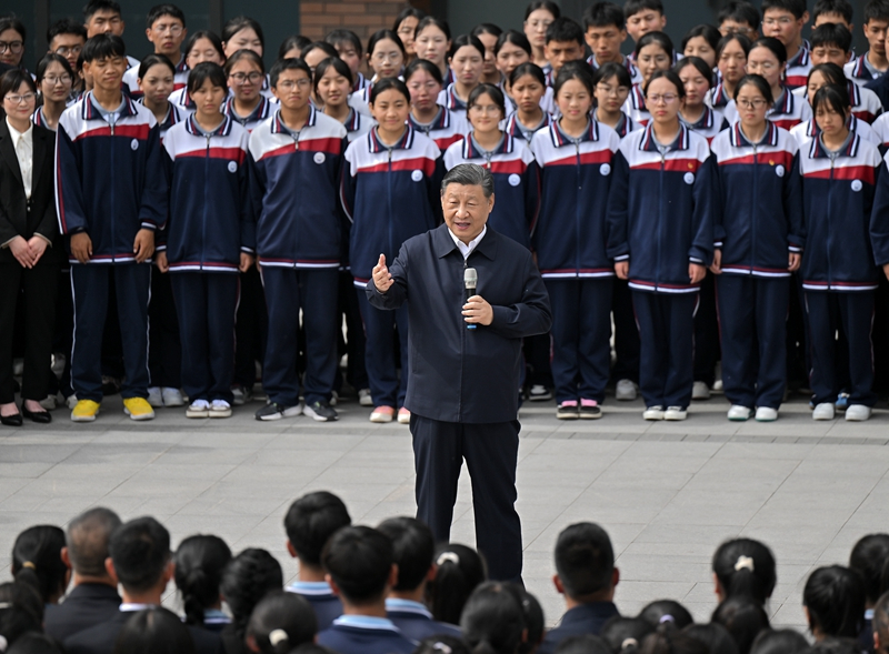 2024年6月18日，習(xí)近平總書記在青海果洛西寧民族中學(xué)考察時，同師生們親切交流。