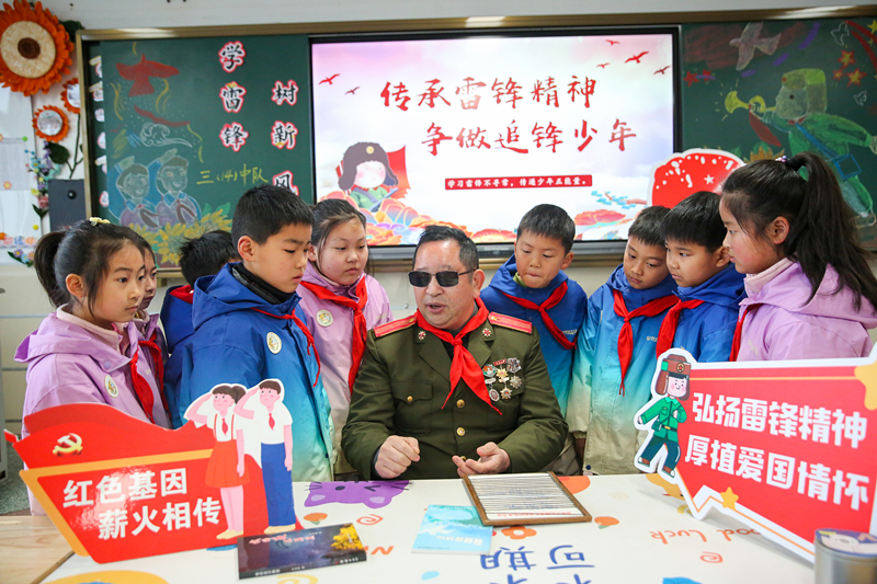 2025年3月3日，江蘇南通如皋市安定小學(xué)里，傷殘軍人許波銀在思政小課堂上向?qū)W生講述雷鋒故事。