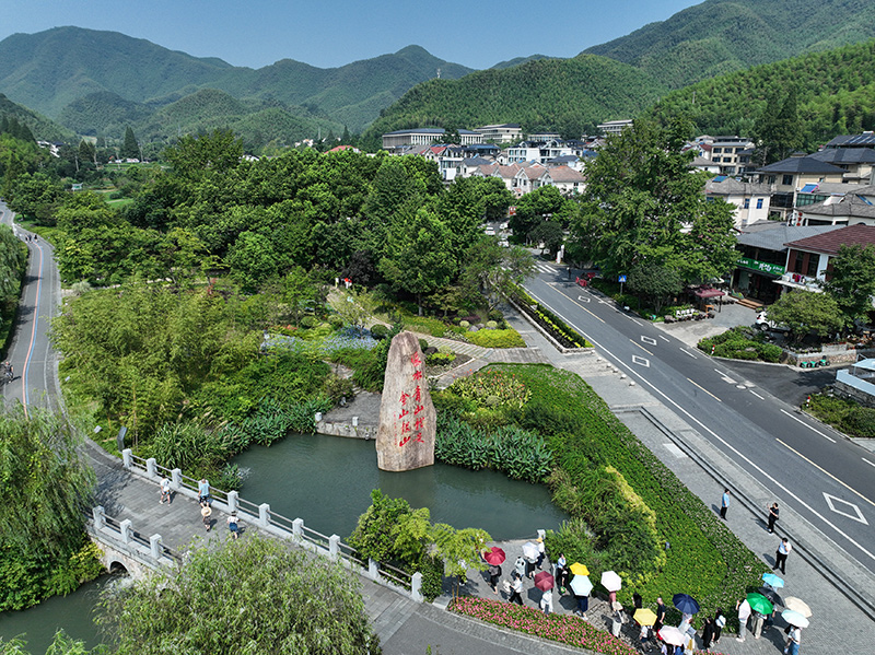 2023年8月11日，游客在浙江安吉余村參觀。