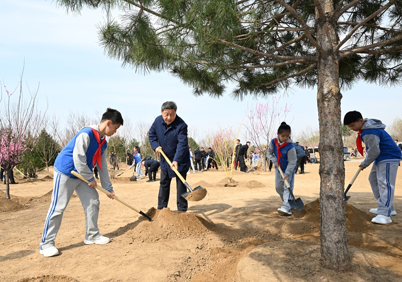 2025年4月3日，習(xí)近平總書記來到北京豐臺區(qū)永定河畔參加首都義務(wù)植樹活動。