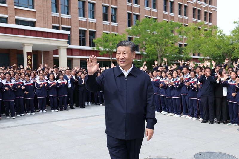 2024年6月18日，習近平總書記在青海果洛西寧民族中學考察時，向師生們揮手致意。