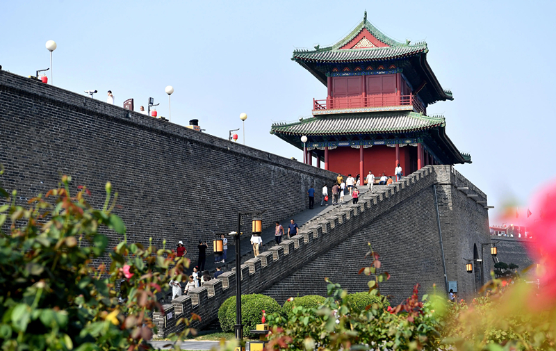 2024年9月16日，游客在河北省石家莊市正定古城游玩。