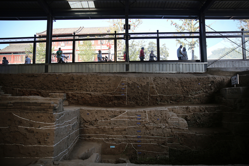 2019年9月7日，人們透過玻璃幕墻看開元寺南廣場遺址考古現(xiàn)場。