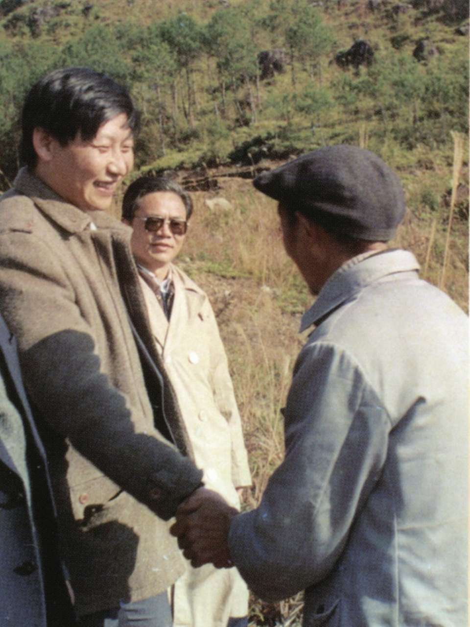 1989年1月，習(xí)近平到周寧縣走訪種林專業(yè)戶。（圖源：《習(xí)近平在寧德》）
