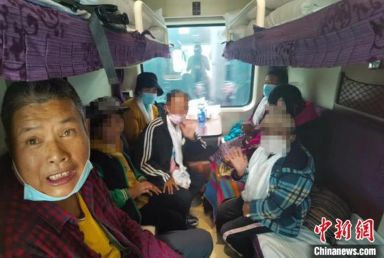 圖為乘坐Z266次列車的西藏先心病患兒和陪同人員。拉薩車站 供圖