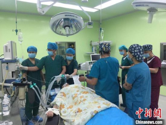 圖為馬少元(左二)為患者做手術(shù)。青海省第四人民醫(yī)院供圖