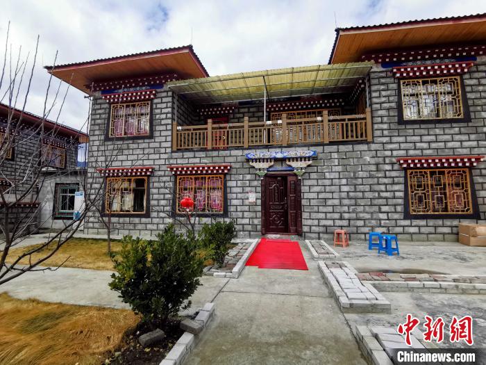 圖為林芝米林縣羌納鄉(xiāng)西嘎村村民家家戶戶發(fā)展庭院經(jīng)濟(jì)，院內(nèi)種滿了各種果樹。　趙延 攝