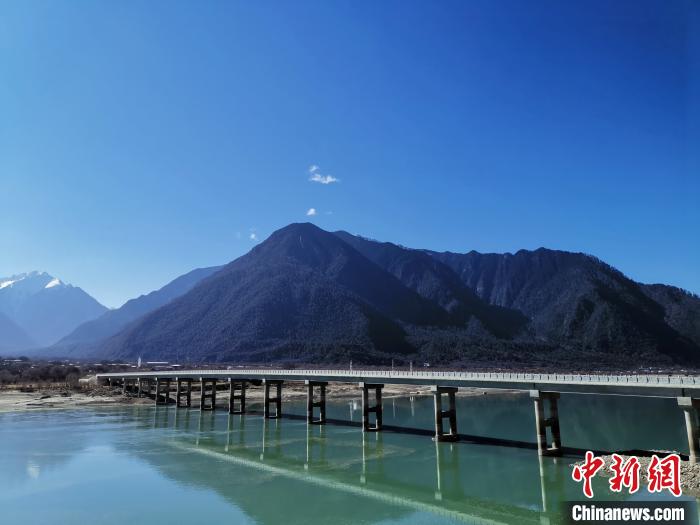 圖為現(xiàn)在已經(jīng)通車的魯霞大橋?！≮w延 攝