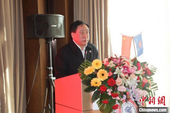 圖為中國非公立醫(yī)療機構協(xié)會常務副會長兼秘書長郝德明致辭?！№n相澤 攝