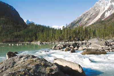 然烏湖美景。圖片由昌都市委宣傳部提供.jpg