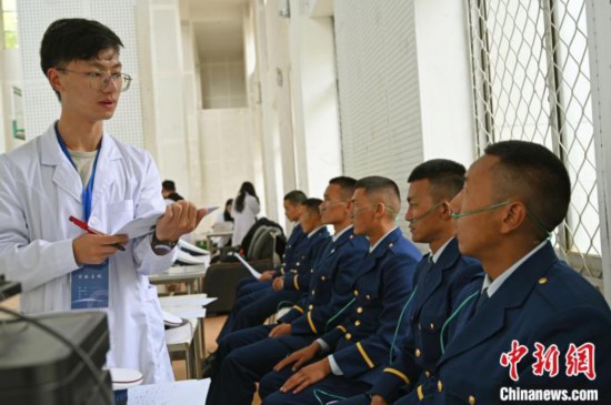 圖為研究團(tuán)隊(duì)成員登記消防員信息。　趙朗 攝