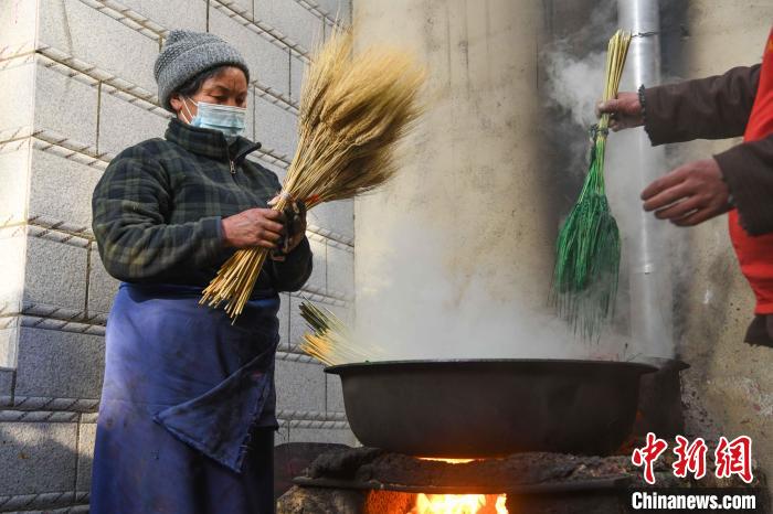 圖為拉薩手藝人制作年貨“羅薩梅朵”?！∝暩聛硭?攝