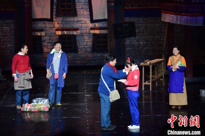 圖為西藏本土話劇《八廓街北院》演出現(xiàn)場。　貢嘎來松 攝