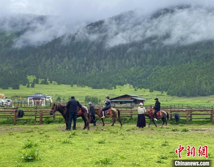 6月10日，游客在魯朗小鎮(zhèn)高山牧場景區(qū)體驗騎馬?！∪轿木?攝