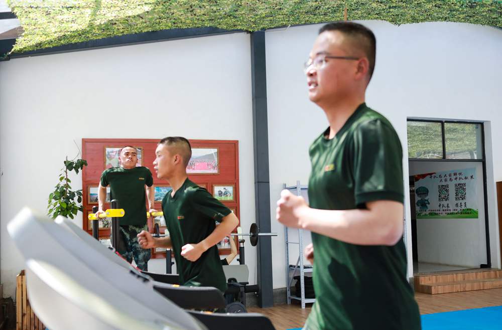 官兵正在新配發(fā)的跑步機上運動。