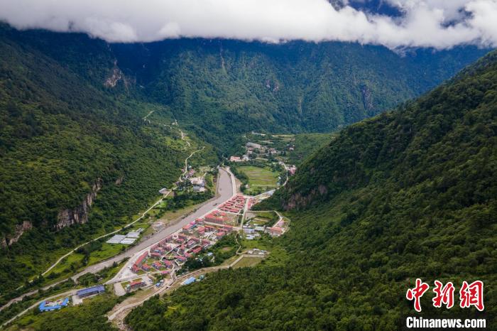西藏山南勒布溝風(fēng)光。　江飛波 攝