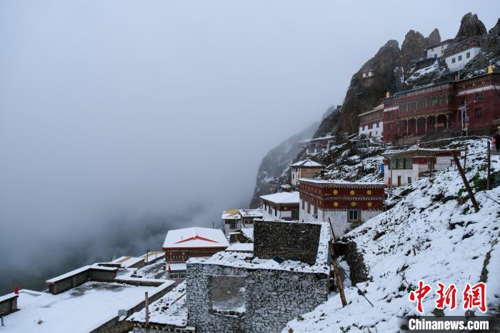 位于孜珠山頂?shù)乃聫R被云霧環(huán)繞，猶如仙境。　江飛波 攝