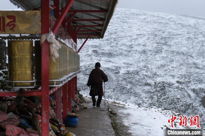 孜珠寺與雪山風光。　江飛波 攝
