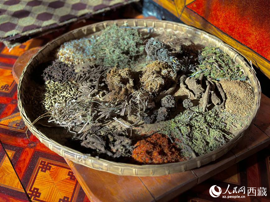 制作藏香的草本原料。人民網(wǎng)記者 次仁羅布攝