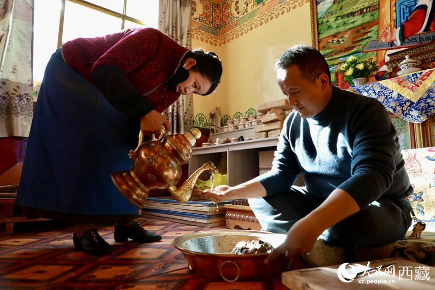 柏木泥與香料糅合成團(tuán)。人民網(wǎng)記者 次仁羅布攝