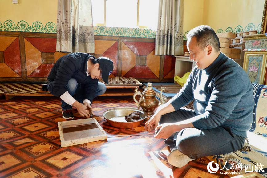 游客正在學(xué)習(xí)制作藏香。人民網(wǎng) 記者次仁羅布攝