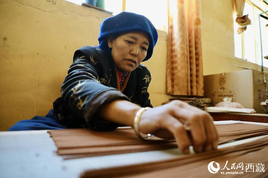 藏香廠的工人們堅持手工制作藏香。人民網(wǎng)記者 次仁羅布攝