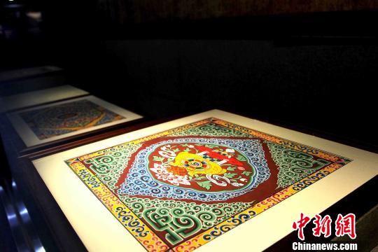 圖為藏式建筑傳統(tǒng)圖案?！?zhí)砀?攝