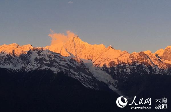 迪慶梅里雪山“日照金山”景觀。（供圖）