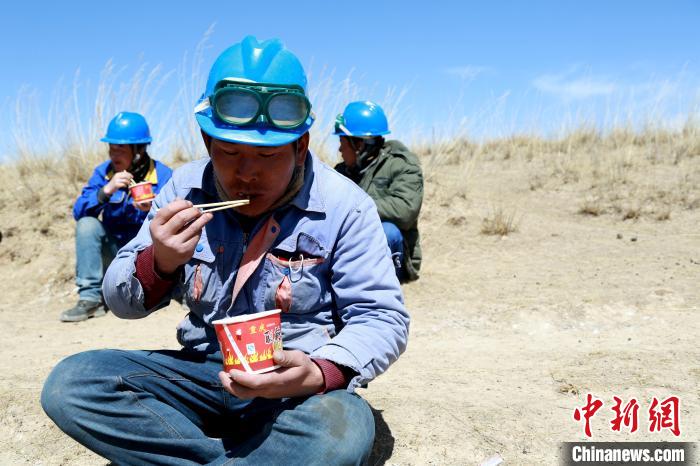 青海藏鄉(xiāng)脫貧致富見聞：“電通了，日子也富裕了”