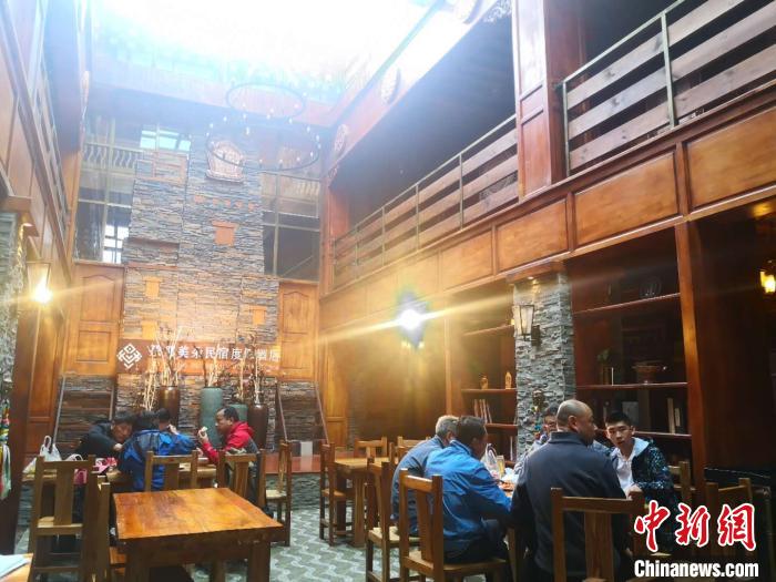 圖為扎尕那的藏式民宿酒店中，游客正在用餐。　史靜靜 攝