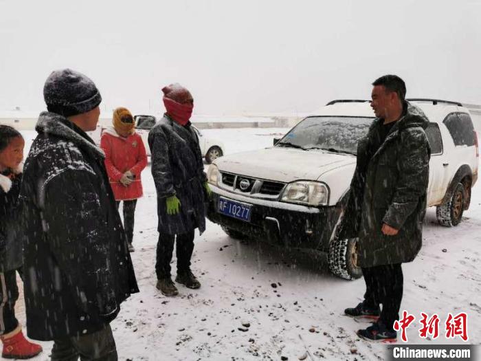 圖為扎西鬧吾(右一)與當?shù)啬翍艚徽?。郵儲銀行青海省分行供圖