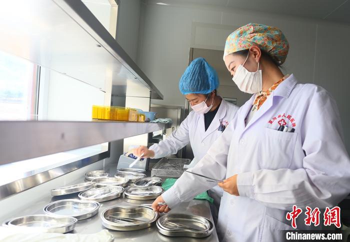 7月下旬，夏河縣人民醫(yī)院醫(yī)生進(jìn)行手術(shù)用具的消毒清潔?！「哒?攝