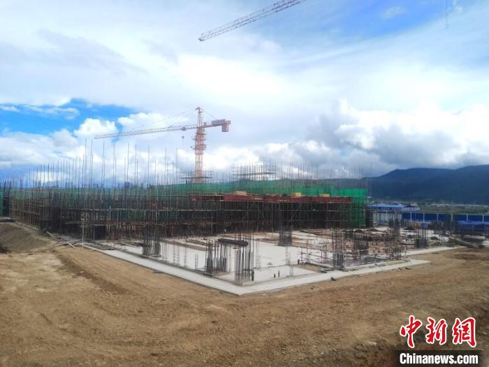 圖為香格里拉站實(shí)現(xiàn)封頂。中國(guó)鐵路昆明局集團(tuán)供圖