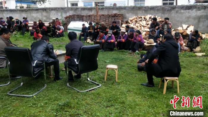 村民接受防火常識(shí)教育。若爾蓋縣林業(yè)和草原局供圖