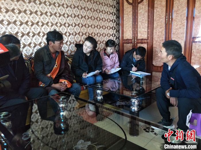 圖為調查組工作人員正在入戶調查。　祁增蓓 攝