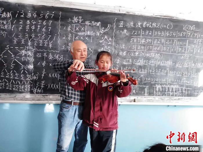 圖為趙興洲教學(xué)生拉小提琴。受訪者提供