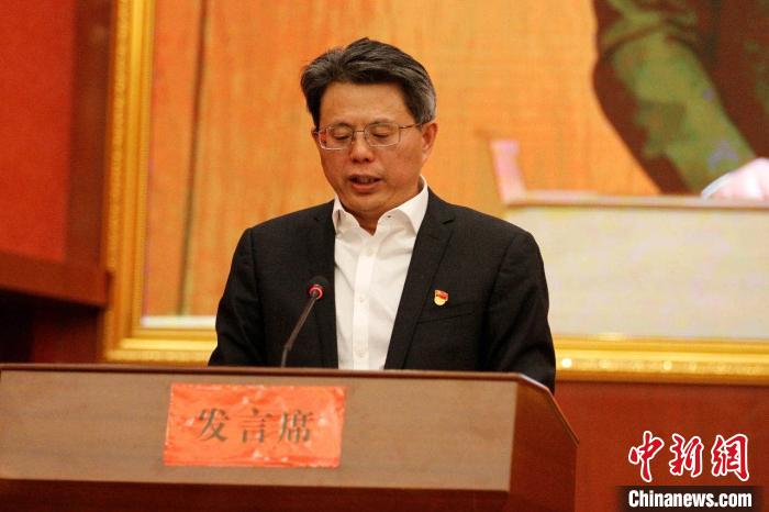 圖為果洛州委常委、副州長、上海市援青聯(lián)絡(luò)組組長馮志勇總結(jié)對口支援十年工作?！」逯菸麄鞑抗﹫D 攝