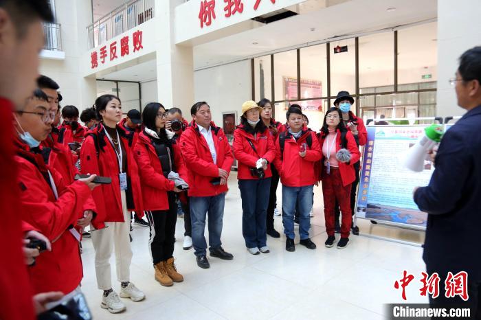 圖為中外媒體采訪三江源國(guó)家公園瀾滄江源園區(qū)生態(tài)保護(hù)成效?！?zhí)砀?攝